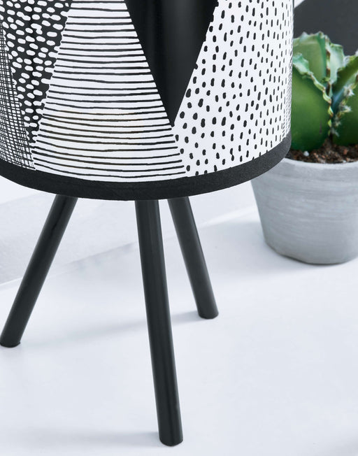 Manu - White / Black - Metal Table Lamp Cleveland Home Outlet (OH) - Furniture Store in Middleburg Heights Serving Cleveland, Strongsville, and Online